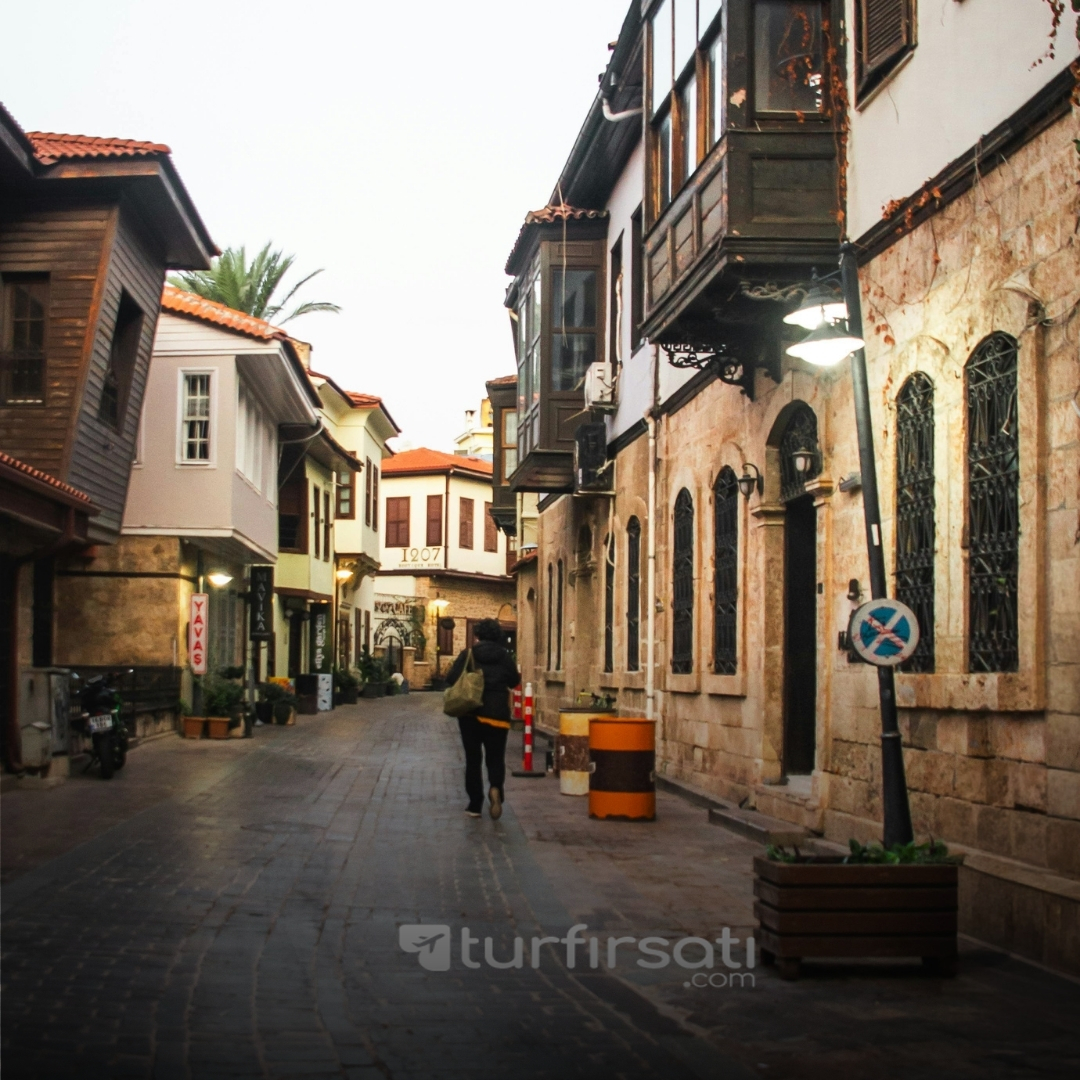  Uçaklı Ege Akdeniz Turu  |  5 Gece Konaklamalı  |  Antalya Kaş Fethiye Ölüdeniz Marmaris Bodrum  |  Sabiha Gökçen Havalimanı Hareketli 